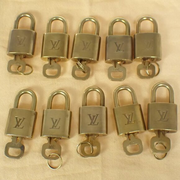 authenticity guaranteed LOUIS VUITTON LV 10 SET PADLOCK KEY BAG CHARM - Picture 1 of 4